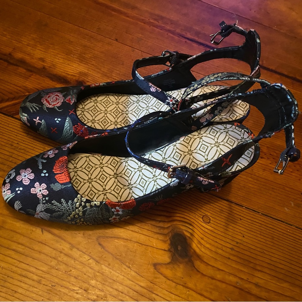 SOLD Floral brocade/tapestry block heel double ankle strappy shoes 7.5 - Picture 2 of 8